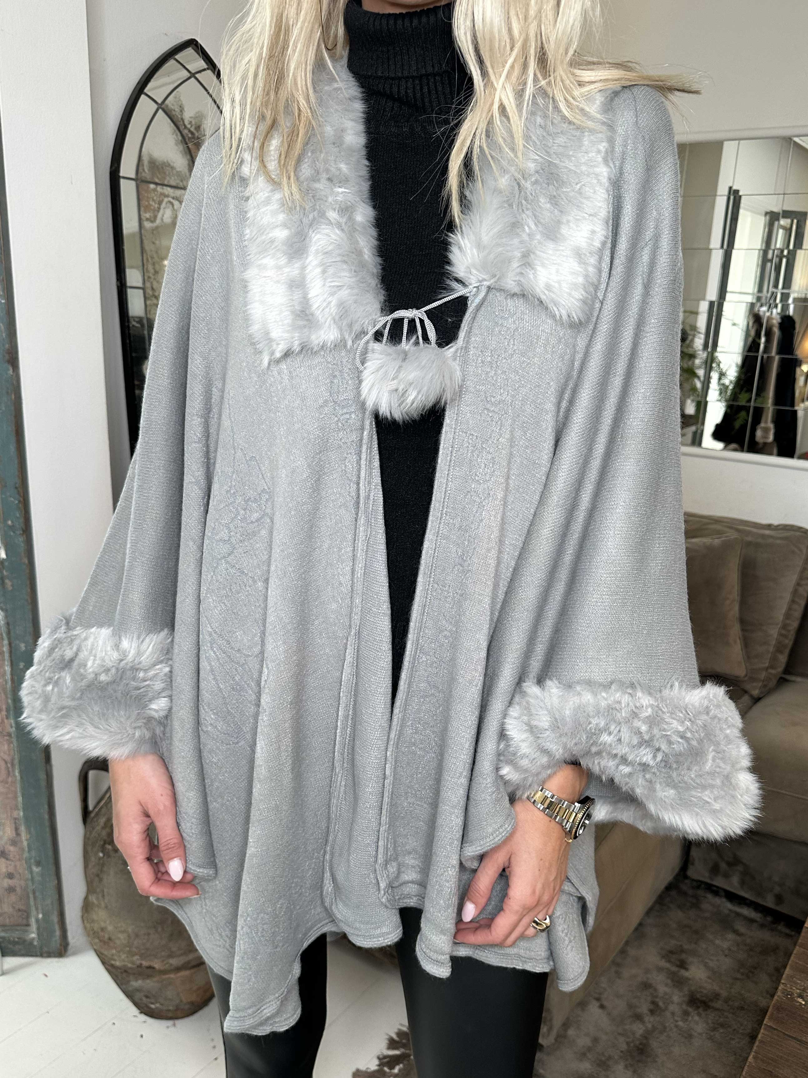 Manon - Poncho med faux fur kant